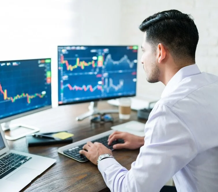 Trader analysant les graphiques en temps réel